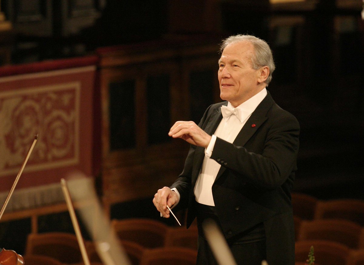 francemusique's tweet photo. Nous venons d'apprendre la disparition du chef d'orchestre français Georges Prêtre à l'âge de 92 ans. https://t.co/Ubsv4lo6nm