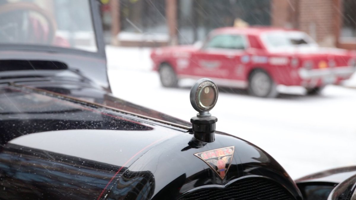 detautoshow's tweet photo. The snow didn't stop these vintage beauties from @LeMayACM from cruising #GrandRapids as part of #TheDriveHome2 for #NAIAS https://t.co/8hXkhliSzT