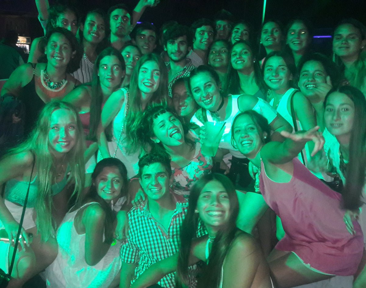 Promo17tpq's tweet photo. La promo 17 llegó con todooo! 🎉🎉🔝🔝 Agarrate que se vieneeee🔥🔥💣💣 😎😎😎 #XVII #Promo17 #Tapalque https://t.co/MW11g4ANKP