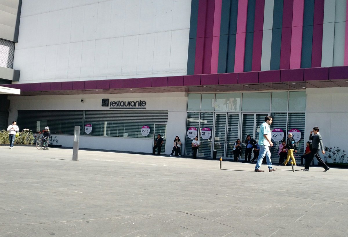 levez's tweet photo. Liverpool  plaza Tlalne fashion mall sigue cerrado!!! https://t.co/yCFA0EnMWi