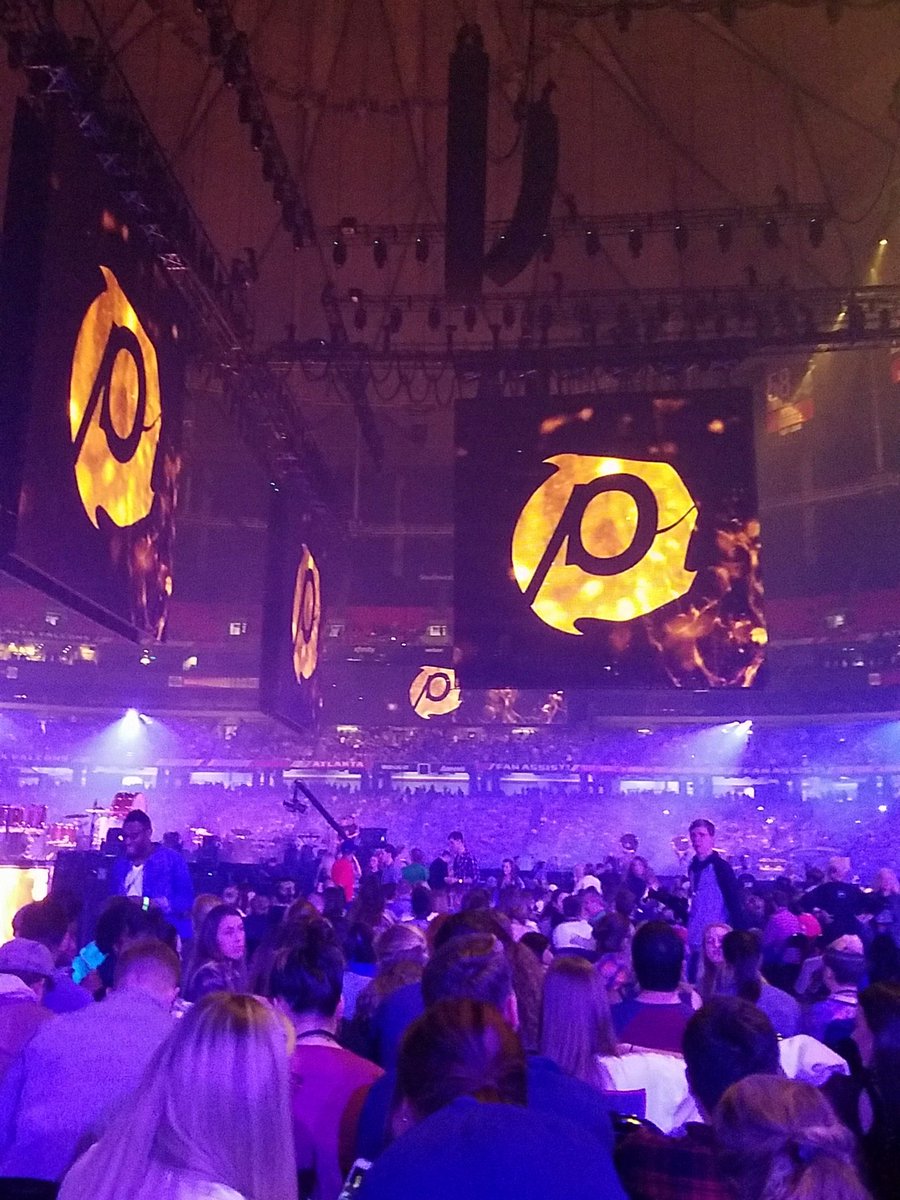 EmmaJoy97's tweet photo. Passion 2017 #GroupSriracha #EndItMovement https://t.co/7US23LYHF7