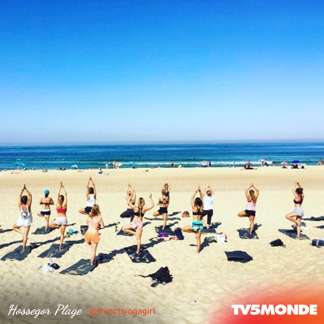 TV5MONDEAsia's tweet photo. #hossegor dans les #landes, le fief des surfeurs et récemment, des yogis ! #surffrance #yoga @Hossegortourism https://t.co/59mhIhNwiU