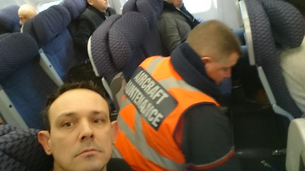 Quoique... Le démontage des sièges a commencé 8-} Le <a href="/CES/">CES</a> s'éloigne