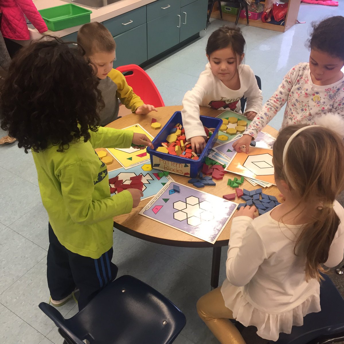 rm2kindergarten's tweet image. Exploring shapes to make pictures