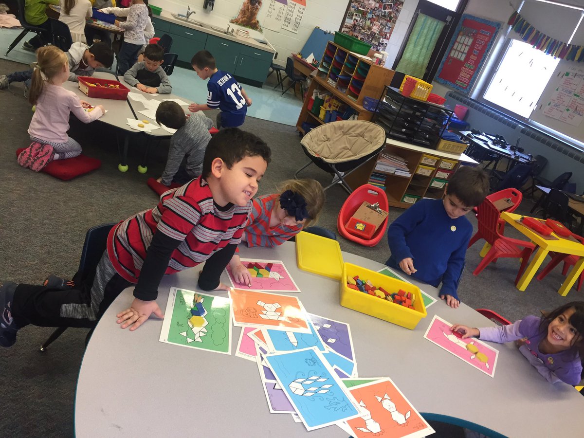 rm2kindergarten's tweet image. Exploring shapes to make pictures