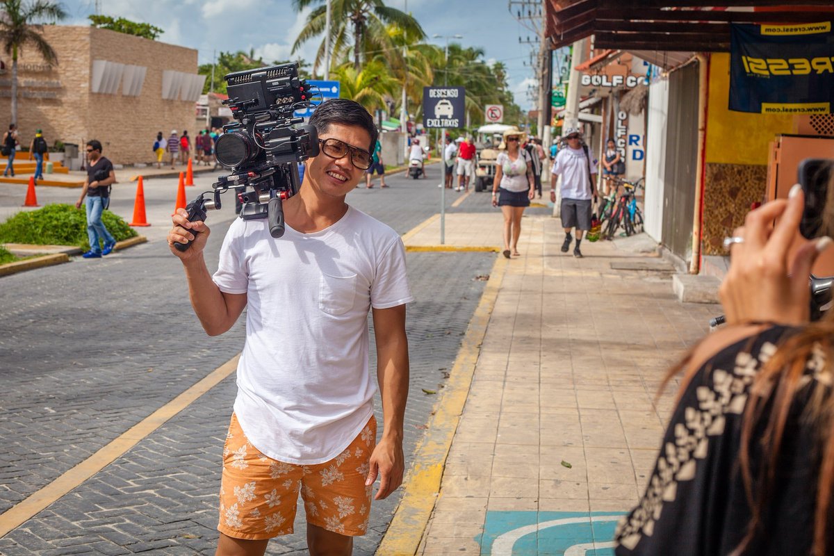 duchessofcancun's tweet photo. #Cinematographer pulling off photo inception

#islamujeres #cancun #mexico #BTS #royaltwittersubjects #filmmaking #film #sony #a7s #setlife https://t.co/Q7ffqD363w