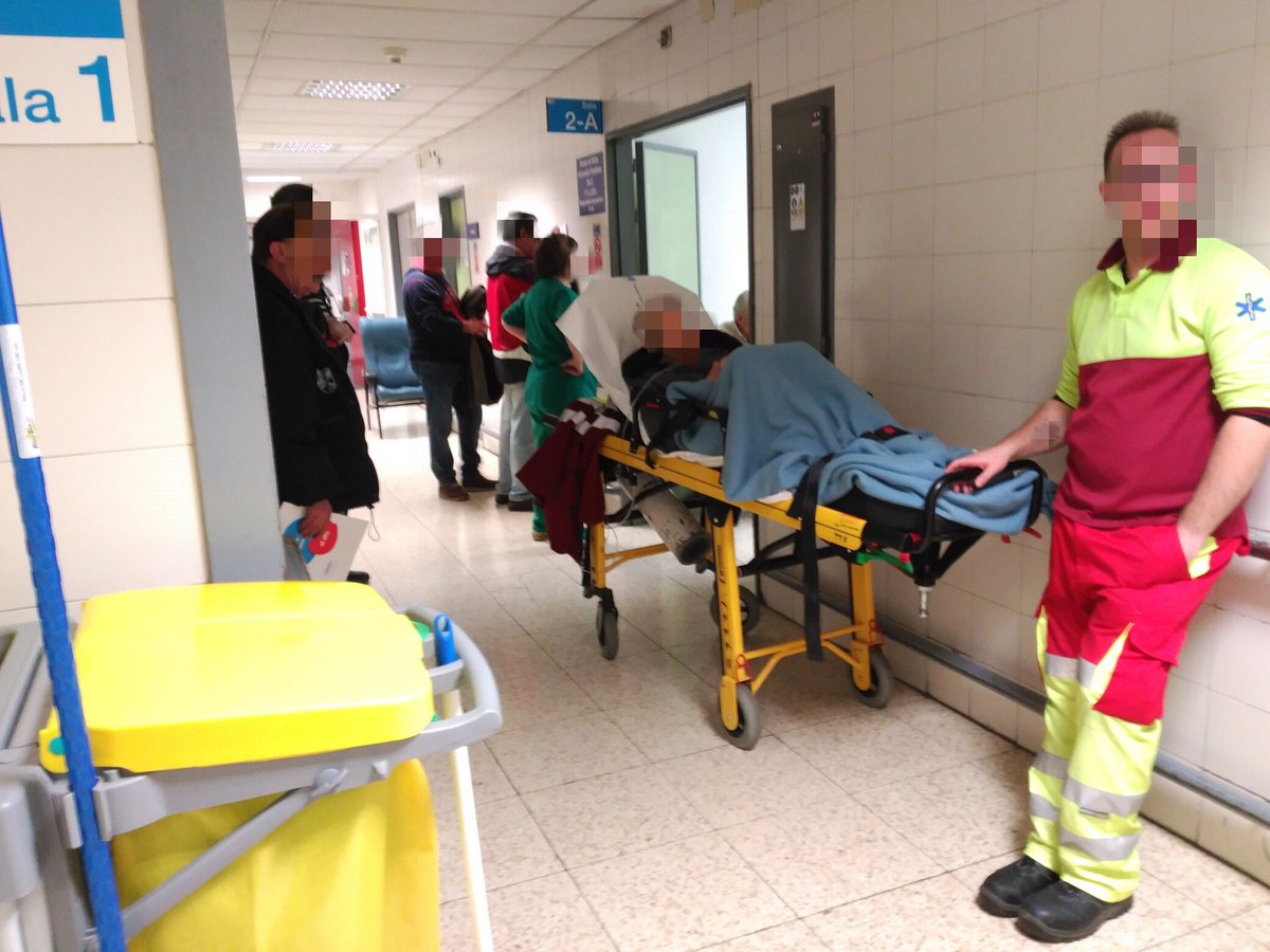 Pacientes en los pasillos y familiares obstruyendo el paso porque no cabe nadie más en las salas🙌 HACINAMIENTO <a href="/jsanchezmartos/">Jesus Sanchez Martos</a> <a href="/ccifuentes/">Cristina Cifuentes</a>
