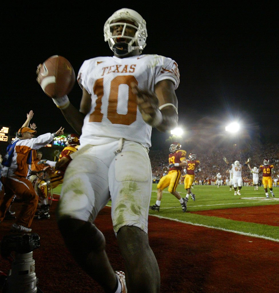 BleacherReport's tweet photo. 11 years ago today, Vince Young scored the winning TD in the final seconds of the National Championship game to top USC at the Rose Bowl https://t.co/S26FPobV4l