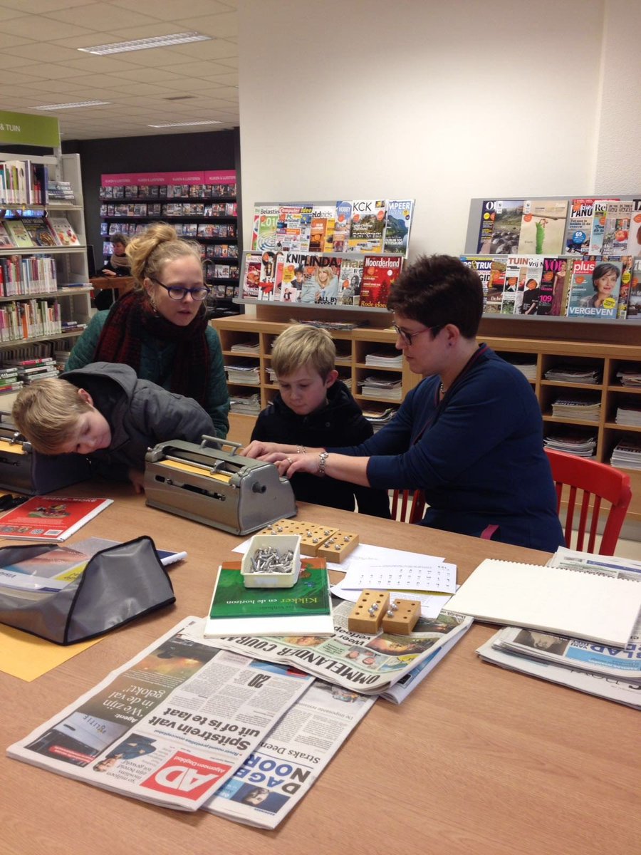 EsterWierenga's tweet image. Collega's @VickyKonVisio en @nynkesietsche @KonVisio geven info over braille en slechtziendheid bij @BiblNoord Uithuizen #wereldbrailledag