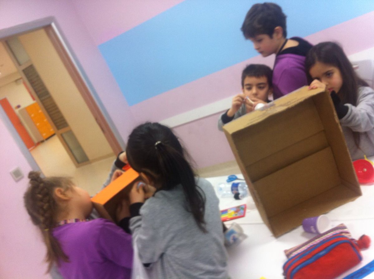 ayfer_tunay's tweet photo. 2/A sınıfı erken STEM'de Amsterdam evleri ve makinalar tasarlıyorlar. #stemgelecektir #itslearning #baustem @gokhank28 @BuketAdiguler https://t.co/IBiz3grlEQ