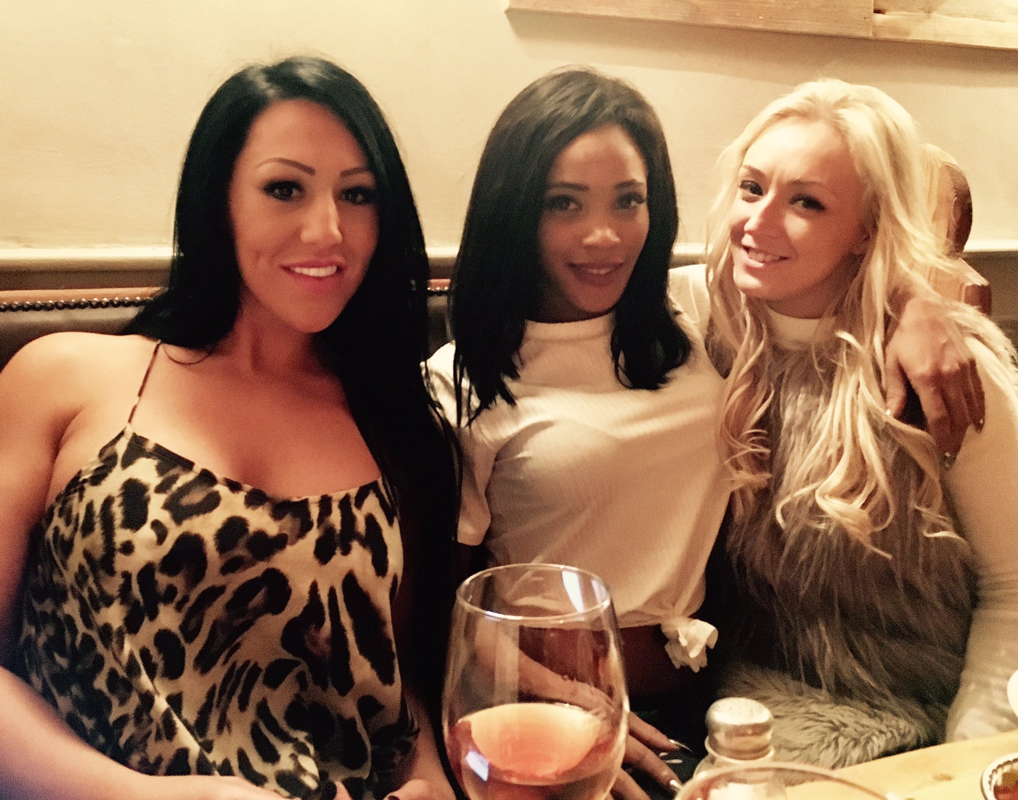 Lovely ladies on my set today! Wine and food time @amberdeenxxx @kikiminajxxx @Candikayne3 @TVXmole https://t.co/gSzlMXd6Ue