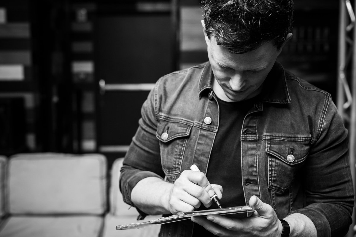 CD signing for my meet & greet @11Miami last week. Pics on my site: flg.dj/e11even-1216 📷 : @adiadinayev https://t.co/T2c0iTi74S