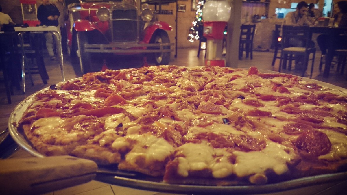 chotiando's tweet image. Pizza Cantaloa con Pimientos Asados y Chorizo Español en #CharlieBoy #PizzaAndGrill