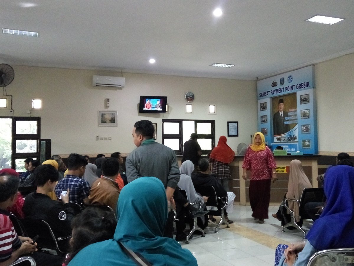 Samsat Gresik ramai banget nget nget. Denger2 besok pajak naik <a href="/KabGresik/">Gresik</a> <a href="/IniGresik/">inigresik</a>