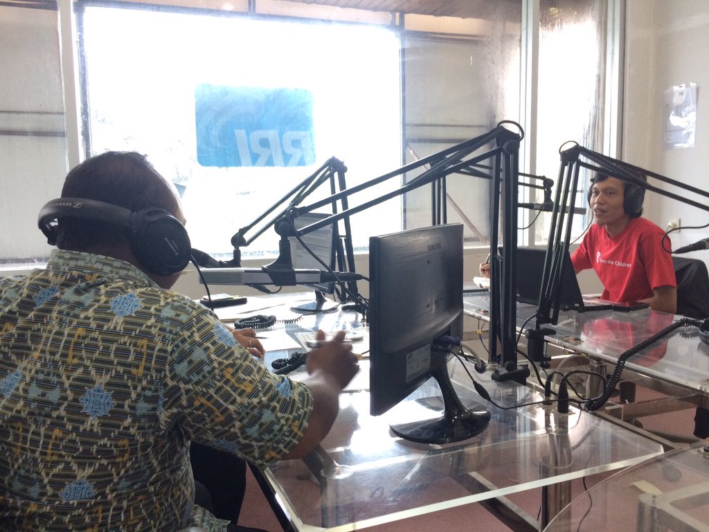 SaveChildren_ID's tweet photo. Tim leader kami pak didiek, sedang menyampaikan update keg. Fase pemulihan dlm talkshow 1 jam bersm @RRI @Pro1BandaAceh #ZeroZeroGoal https://t.co/AMl6kCpVvt
