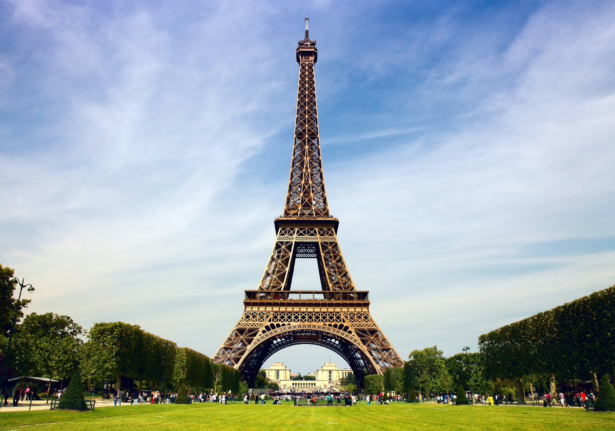 GreatPictures's tweet photo. It's maybe the most beautiful tower around the world. Eiffel Tower in Paris, France. https://t.co/f3rw0Pe4sq