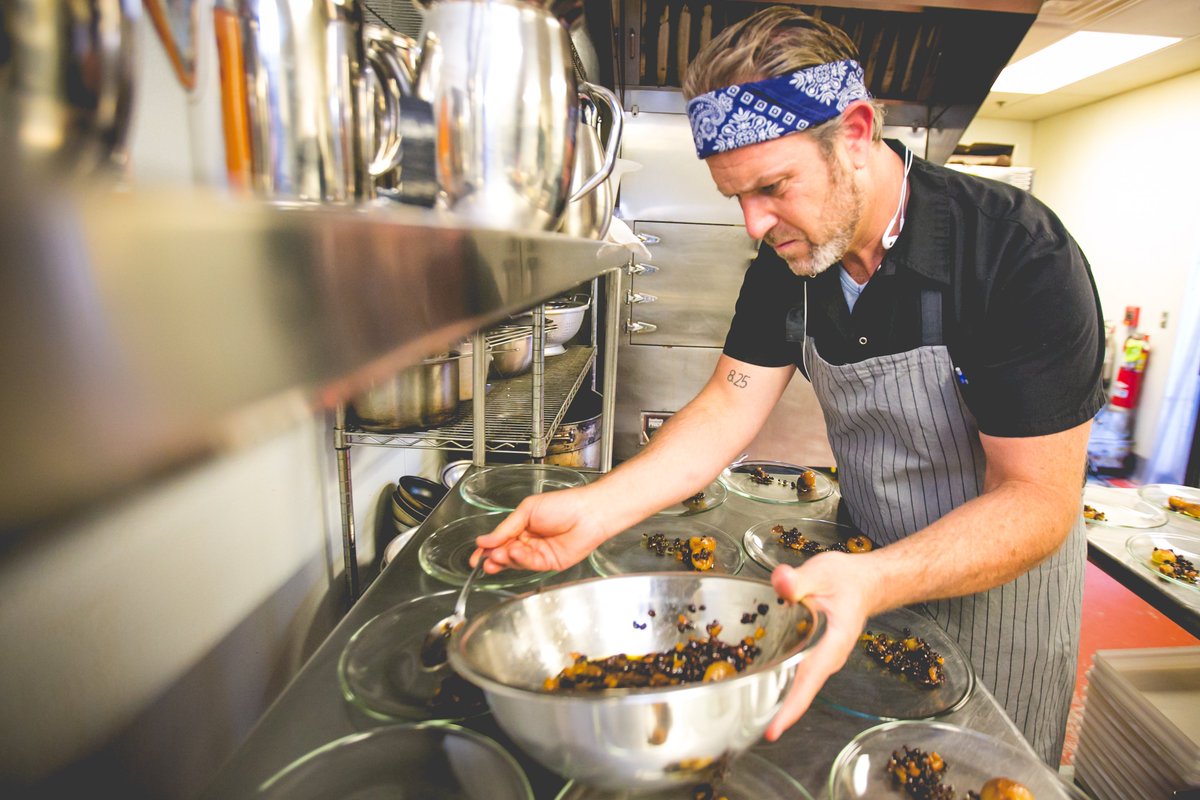 DutchGodshalk's tweet image. .@ChadRosenthal fed me bánh mì &amp;amp; answered all my dumb food Qs. His new restaurant, Bánh Street, opens Friday. STORY: bit.ly/2iBFXsF