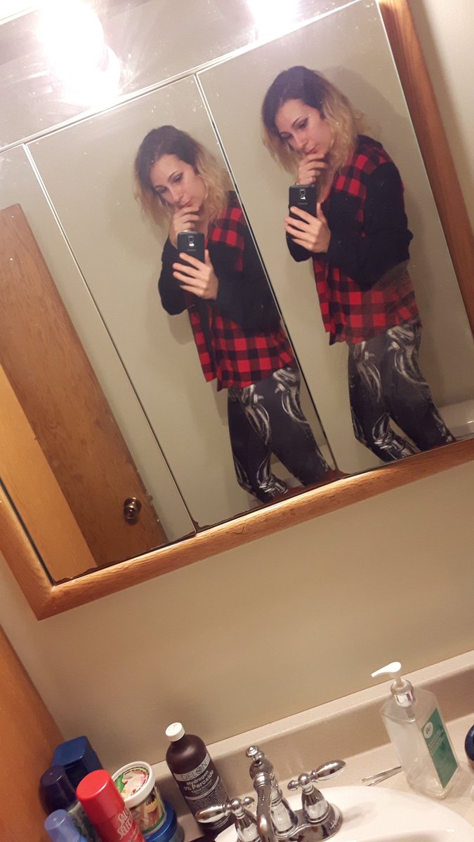 fierceloness_7's tweet photo. Excited for the hockey game tonight!😇 https://t.co/ASVlURk7Rh