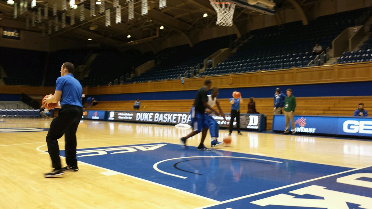 BlueDevilNation's tweet image. Duke assistant Nate James working with Harry Giles.