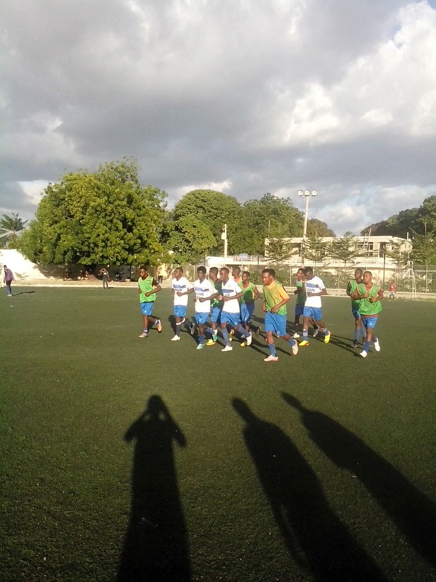 eclairfc's tweet image. Éclair catégorie U17 à l'échauffement...