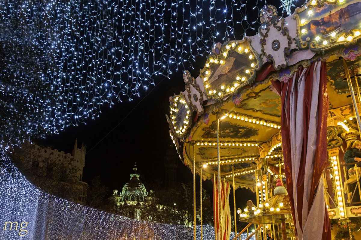 ManoloGuallart's tweet photo. Ocio festivo en Navidad. Olaza del Ayuntamiento de Valencia. #NadalVLC #Navidad https://t.co/XbybpLHTzs