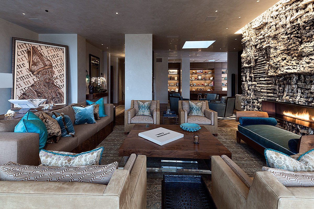 BrendaHarrop's tweet photo. RETNA's "Bishop", 2007, welcomes friends and family high in the sky at a luxurious penthouse in the City of Angels. https://t.co/EjwrjXwIWa https://t.co/Zd8VXQQBXf