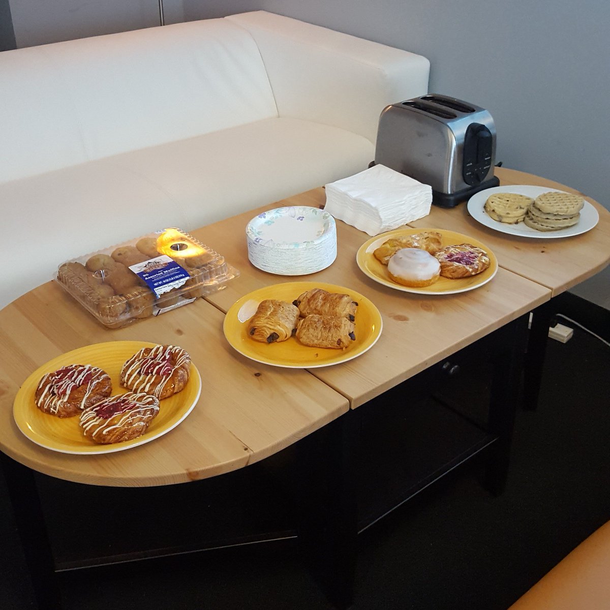 codesmith_'s tweet image. Looking forward to another one of these great breakfast spreads at next Wednesday&apos;s #RiseandCode! bit.ly/2jbe4ZL