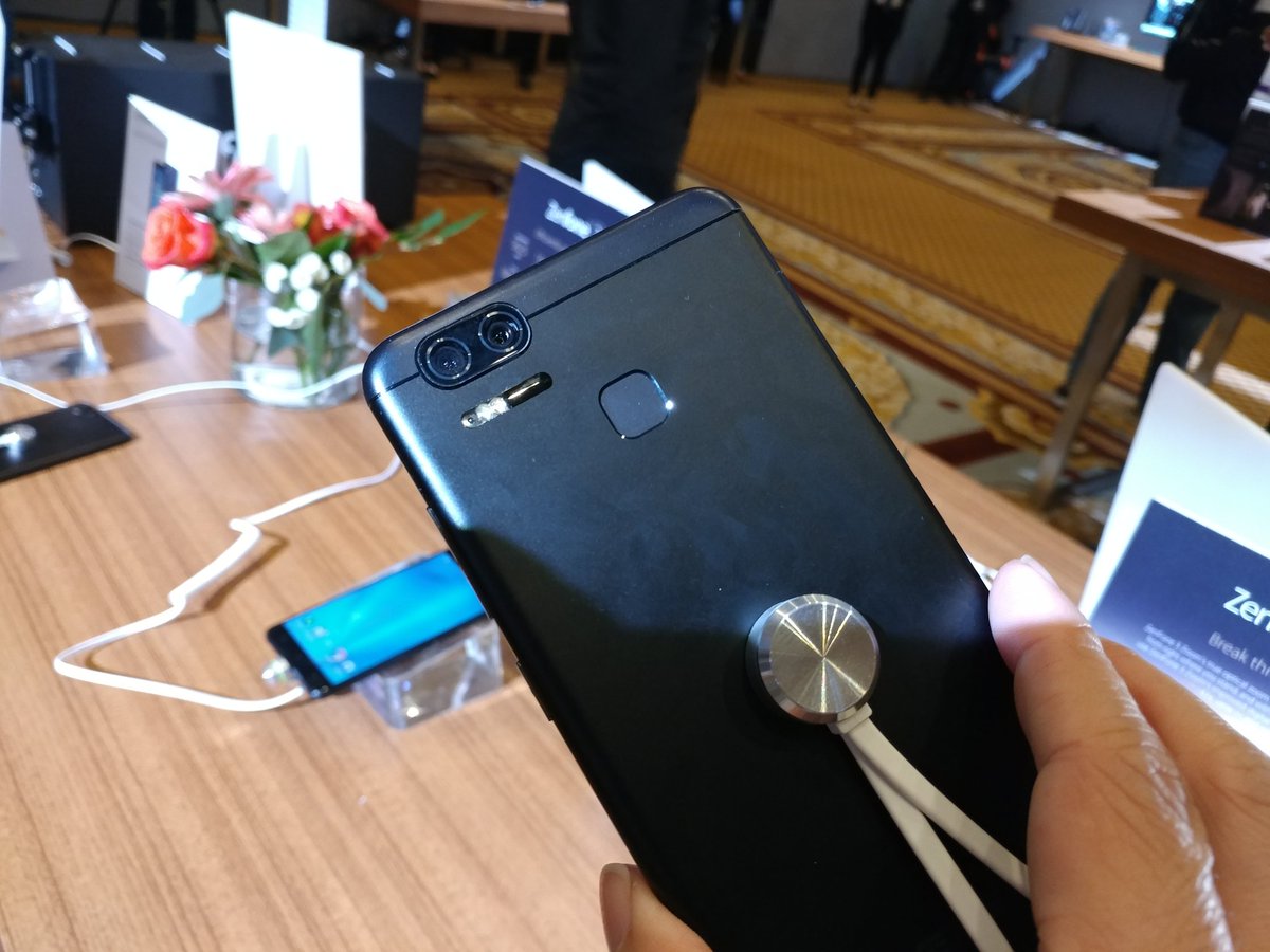 octopatr's tweet photo. Asus Zenfone 3 Zoom กล้องคู่ ซูมสูงสุด 12x (Optical 2.3x) พร้อมวางขายเดือนกุมภานี้ #CES2017 #zenvolution https://t.co/U4vlfJhHbq