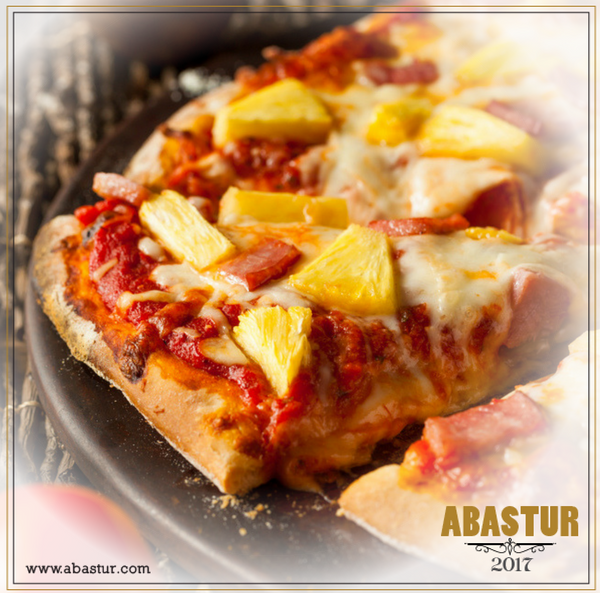 #PizzaSlice Clements Wilmenrod, chef #alemán, fue quien inventó la #pizza hawaiana.