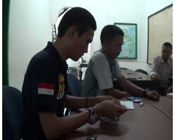 WARGA KOLAKA DATANGI KANTOR PERUSAHAAN FINANCE KEMBALIKAN JAMINAN BPKB YANG IURANNYA LUNAS.