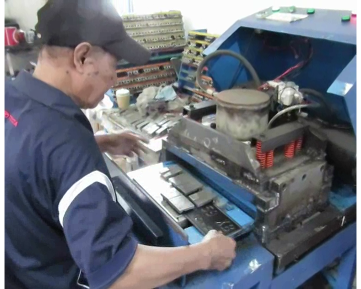 BIAYA STNK NAIK, OPERASIONAL MESIN CETAK PLAT KENDARAAN DI MAKSIMALKAN.