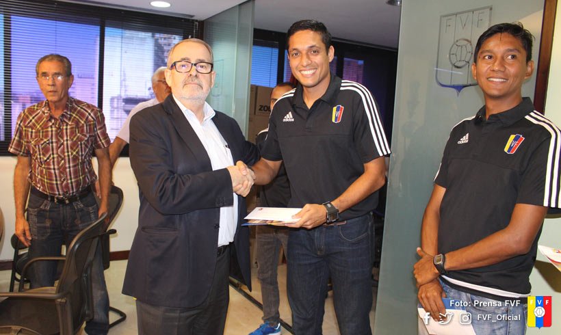 FVF_Oficial's tweet photo. Cuatro árbitros venezolanos actuarán en el Sudamericano Sub 20 de Ecuador https://t.co/8Mq6cT2lfG #FVF https://t.co/TKpvPz9v7h