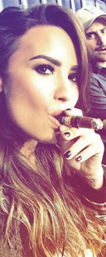 commentssgb's tweet photo. eu n preciso mais beber e nem fumar maconha q a tua presença me deu onda LOVATICS ATTACK #lovatics #BestFanArmy #iHeartAwards https://t.co/ZJKQh75geP