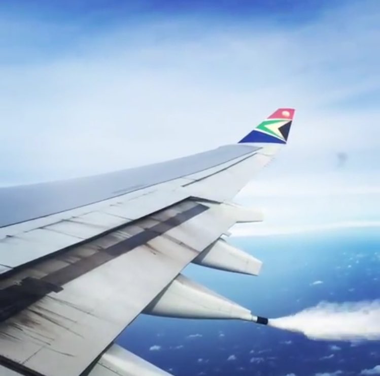 TomPodolec's tweet photo. VIDEO South African #SA204 to Johannesburg returned to New York w/flap issue. Dumped fuel. H/t @ShaquilleAKhan https://t.co/xA8dW8BuEl https://t.co/JZCKD0GuUb