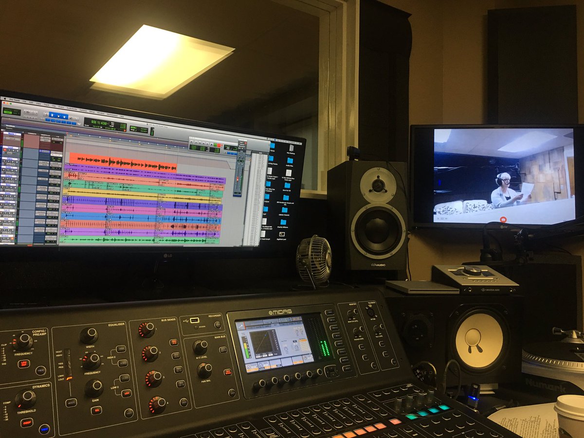 TraeEdwards_'s tweet image. Great time in the @BreezewoodProd studio with @gerondavis #CreatingMusic @rodemics @MIDASconsoles @dynaudio @WavesAudioLtd @USAudioTechnica