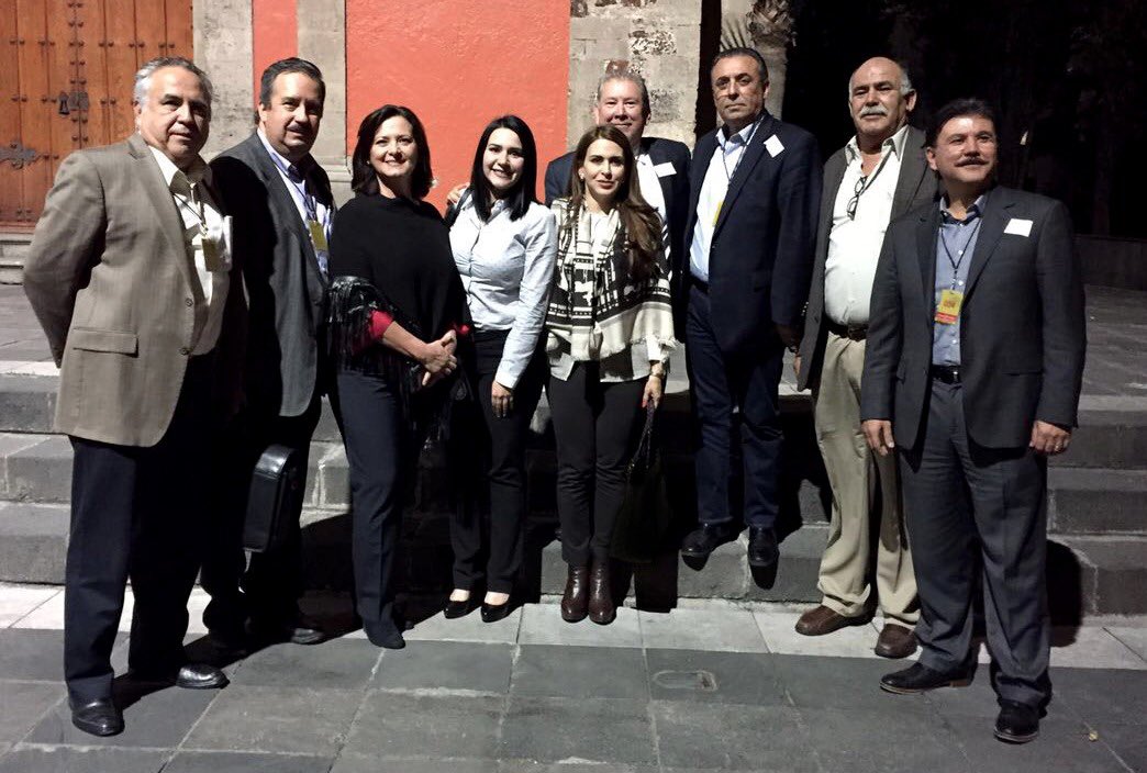 caroviggiano's tweet photo. Con los compañeros gasolineros de la frontera de #Coahuila y #Tamaulipas. 
@rubenmoreiravdz @CCQ_PRI https://t.co/d0uztklmlT