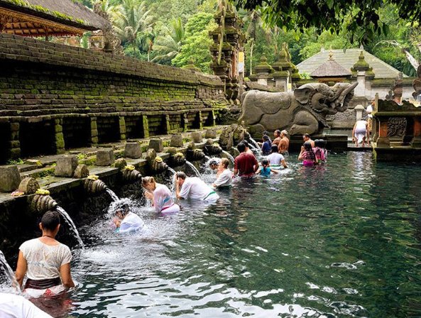 バリ島会費制留学 定額制で通い放題の英語留学 Pa Twitter 聖なる泉が湧き出るとして有名なティルタエンプル寺院 泉の水には無病息災のご利益があると言われており 沐浴する人たちが絶えません バリ島 Bali 海外留学 英語留学 短期留学 海外旅行 大人留学