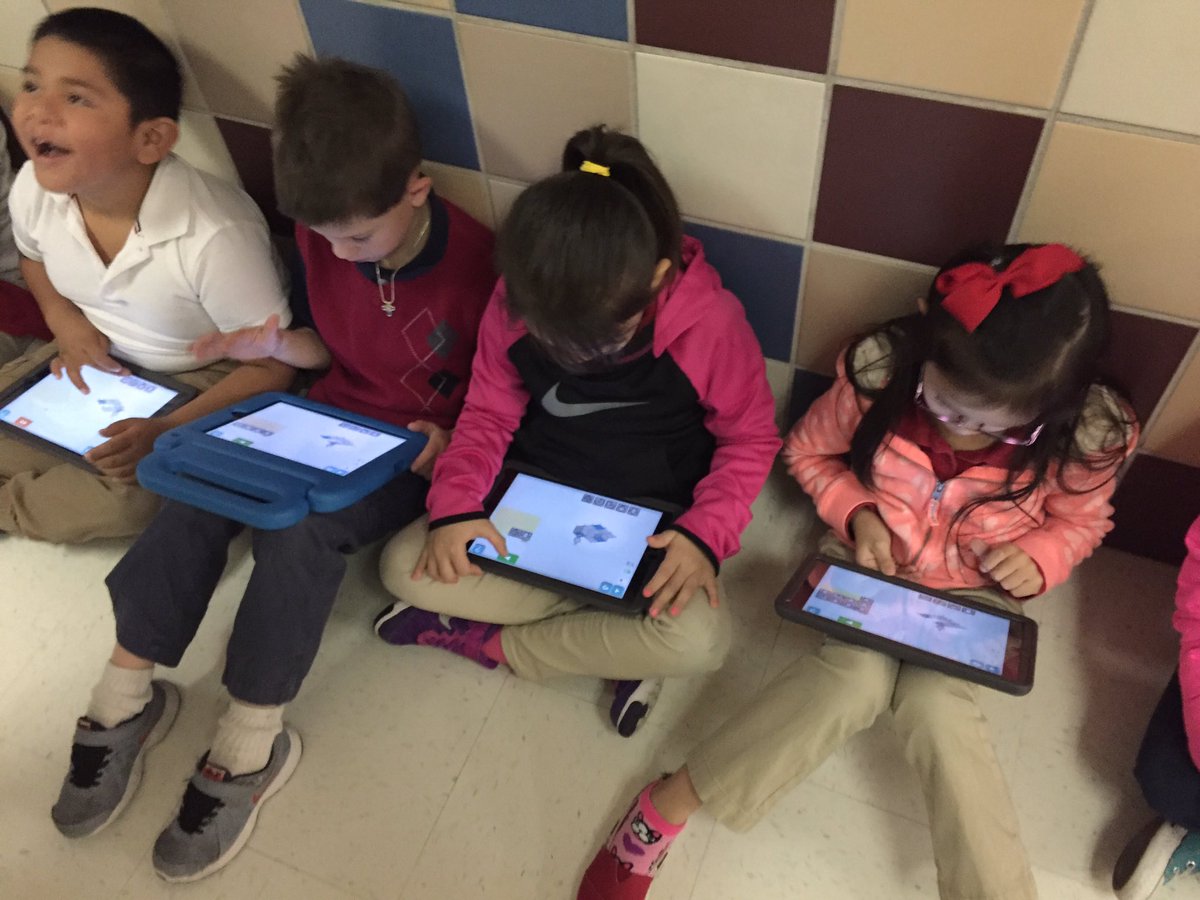 Giddens_CFBISD's tweet photo. 1st grade using problem solving skills β€οΈ #HourofCode #CubsCode #cfbcodes @CentralCubHub @CFBITS https://t.co/e8YYFB64z7