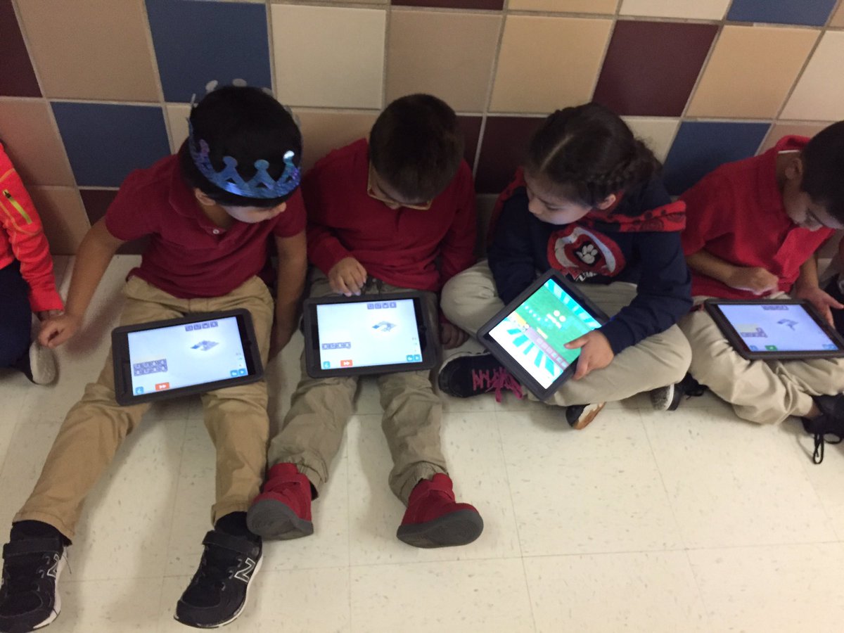 Giddens_CFBISD's tweet photo. 1st grade using problem solving skills β€οΈ #HourofCode #CubsCode #cfbcodes @CentralCubHub @CFBITS https://t.co/e8YYFB64z7