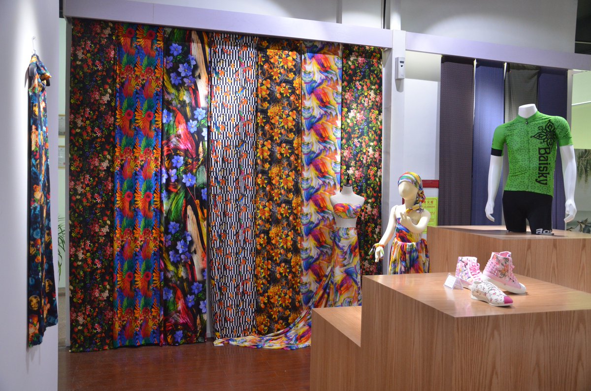 HandtopPrinter's tweet image. The HT2518 series UV printer
Printing with a hi-speed up to 55㎡/h(4PASS）can still satisfy the hi-accuracy customized manufacture needs.