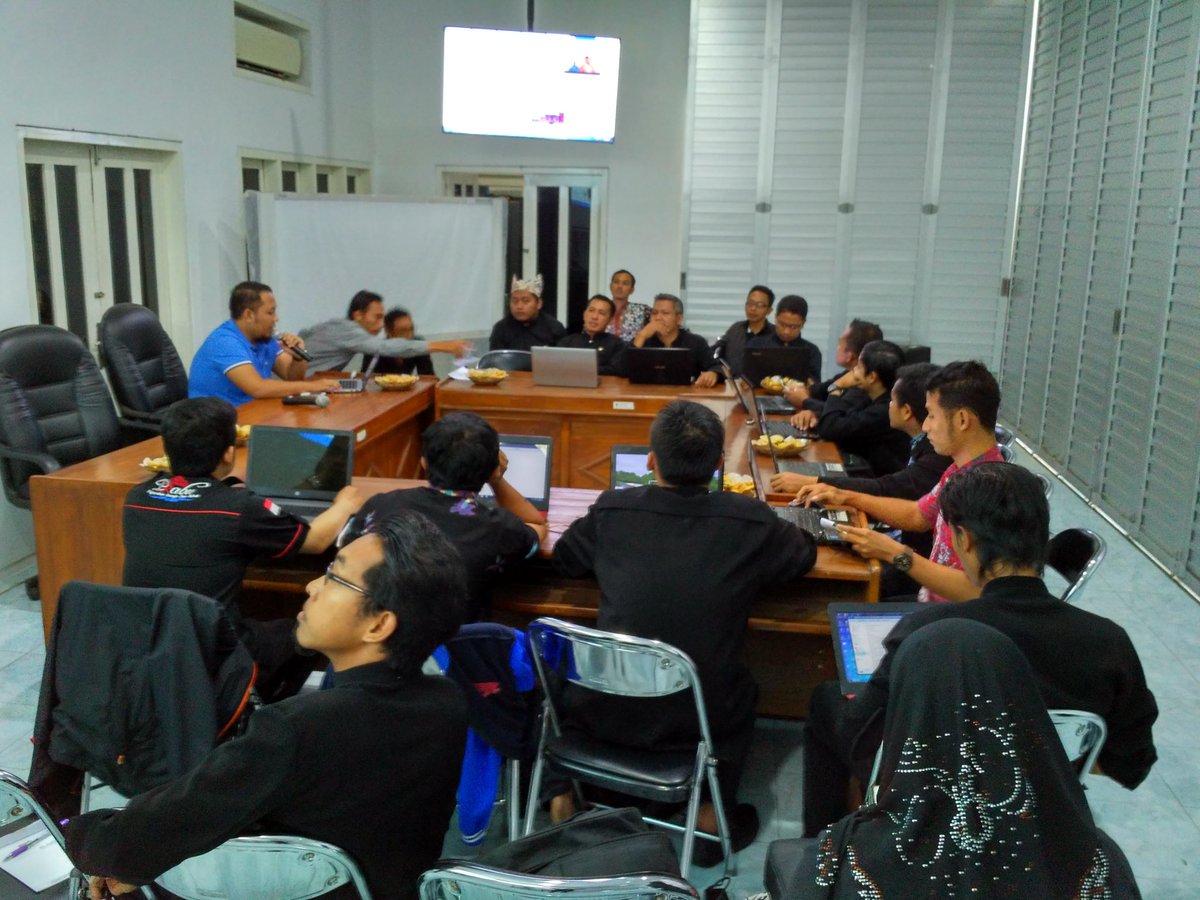desatampo's tweet photo. PELATIHAN WEB 24 DESA DI BWI SEBAGAI PILOT PROJEK WEB RESMI DESA @a_azwarnas @banyuwangi_kab #webdesa #desatampo #banyuwangi @kantor_cluring https://t.co/tNLHVU36a3