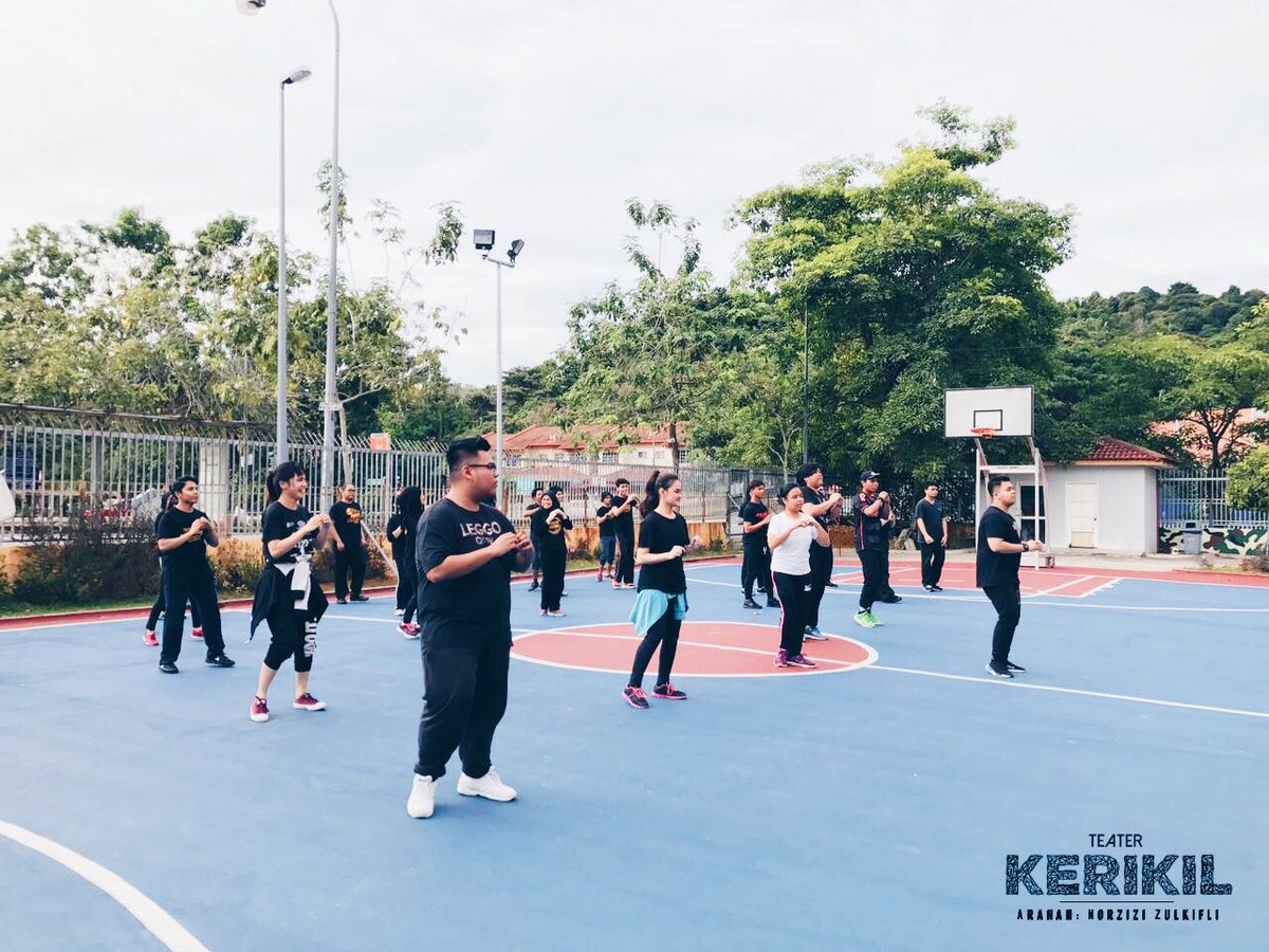 TeaterKerikil's tweet photo. Team Management &amp; Teater berzumba 💃

#DASH17 #TeaterKerikil #PengurusanIndustriKreatif #Teater #FITA #UITM #UsahawaSeni #PengurusanSeni https://t.co/yqUda6zDgV