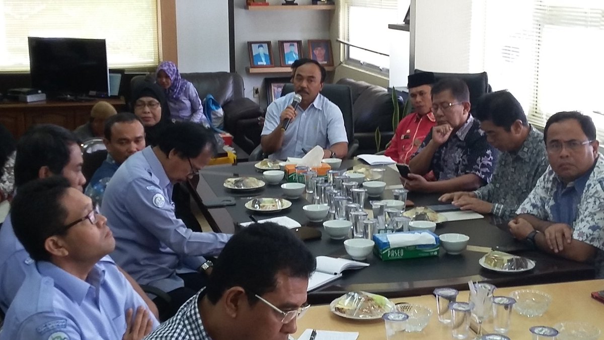 BudidayaKKP's tweet photo. Rapat koordinasi perkembangan SKPT kab. Simeulue dihadiri Dirjen PB, Dirut Perum Perindo, Bupati dan ketua DPRK Simeulue (5/1) https://t.co/WUa0ZYUD8y