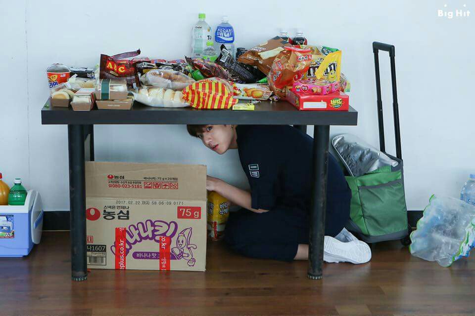 armyading's tweet image. 토끼같은 정국이 #근육토끼 #정국 💕💜