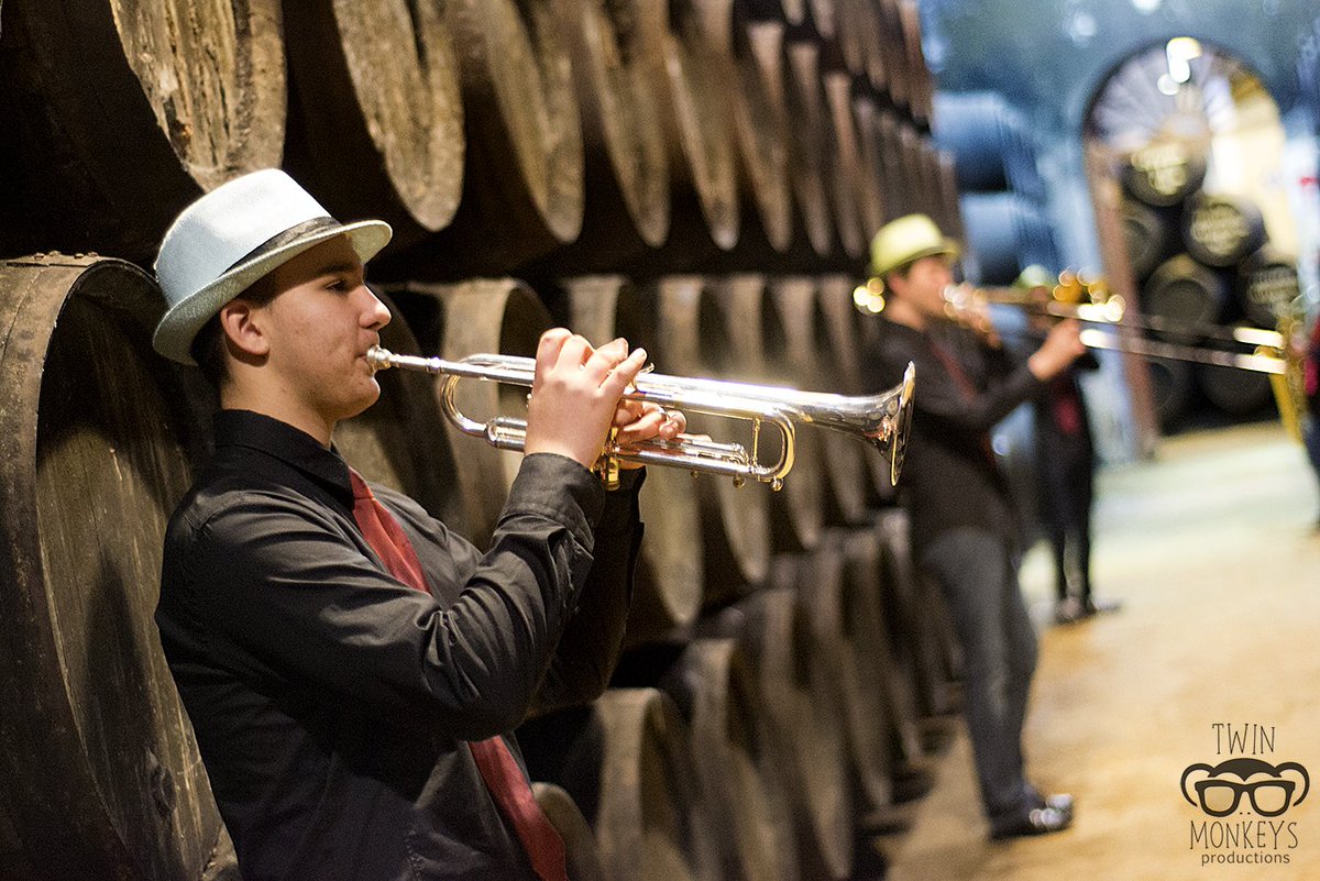 RealTwinMonkeys's tweet photo. Día 3 de rodaje.
Las bodegas @SanchezRomate nos abren hoy las puertas para la recta final del video musical de Comando G-ré.#rodaje #TMProd https://t.co/cVGei0Heme