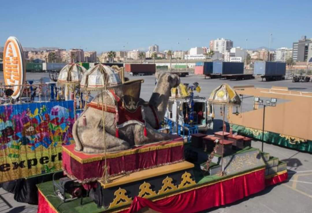 PAEstatal's tweet photo. #Alicante
Vienen las cabalgatas del cambio en las que por segundo año consecutivo no se utilizarán animales.   🐫🐫🐫

Foto del INFORMACION.ES. https://t.co/nR0XWqd1tC