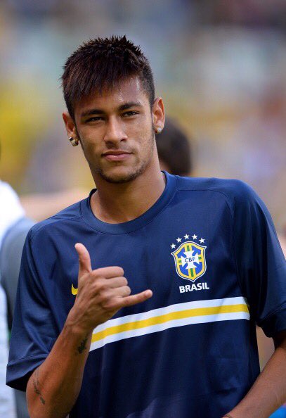 Neymar Love ネイマール 前はコロコロ髪型変わってたのに最近どうしたの 今の髪型気に入ってる方いたらごめんなさい そろそろ変えてもいいんじゃない またこのスタイルやってほしい T Co 8h7fdizpeh Twitter