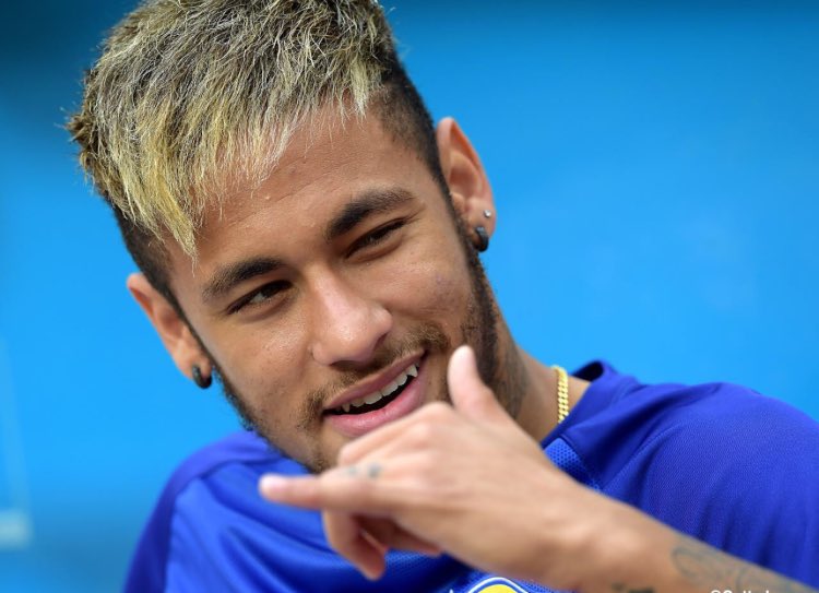 Neymar Love Twitterren ネイマール 前はコロコロ髪型変わってたのに最近どうしたの 今の髪型気に入ってる方いたらごめんなさい そろそろ変えてもいいんじゃない またこのスタイルやってほしい T Co 8h7fdizpeh Twitter