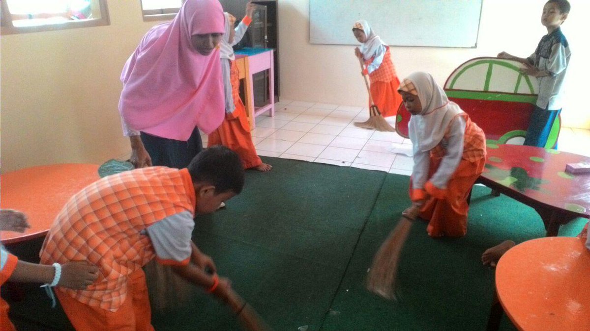 rumahzakat's tweet photo. #SharingHapiness Setelah beberapa hari ditinggal liburan, ruang kelas dibersihkan demi kenyamanan saat pembelajaran https://t.co/zTHq0WRbC4