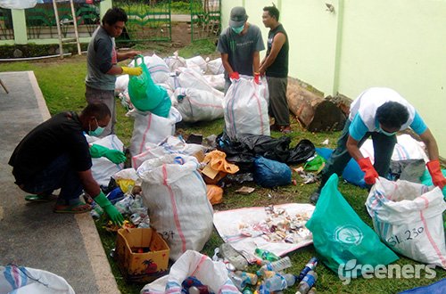 #AKSI Ratusan Kilogram Sampah Diturunkan dari Rinjani, Kapan Gunung Indonesia Bebas Sampah? bit.ly/2hHrqMh